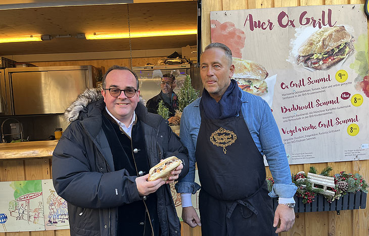 Neu: der Auer Ox Grill auf dem Christkindlmarkt auf dem Marienplatz (©Foto.Martin Schmitz()